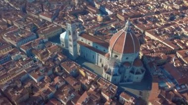 Florence, Toskana, İtalya hava görünümünü. Floransa çatılar üzerinden uçan.