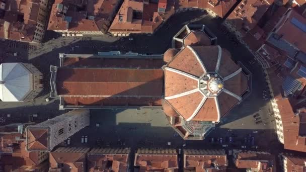 鸟瞰。意大利托斯卡纳佛罗伦萨大教堂的最高景观。飞越佛罗伦萨的屋顶. — 图库视频影像