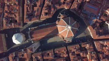 Havadan görünümü. üstten görünüm katedral Floransa, Toskana, İtalya. Floransa çatılar üzerinden uçan.
