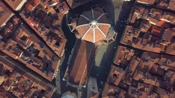 Вид с воздуха. Вид сверху на катетер Флоренция, Тускания, Италия. Летающие над крышами Флоренции . — стоковое видео