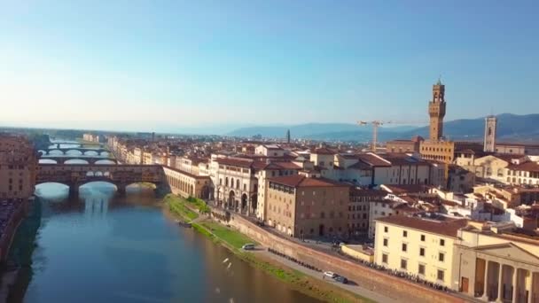 Luchtfoto. Florence Ponte Vecchio brug en de Skyline van de stad in Italië. Florence is de hoofdstad van de Italiaanse regio Toscane. — Stockvideo