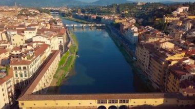 Havadan görünümü. Floransa Ponte Vecchio Köprüsü ve şehir manzarası İtalya. Tuscany bölgesi başkenti Floransa olduğunu.