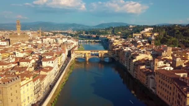 Εναέρια άποψη. Γέφυρα Ponte Vecchio της Φλωρεντίας και στον ορίζοντα της πόλης στην Ιταλία. Η Φλωρεντία είναι η πρωτεύουσα της ιταλικής περιοχής Τοσκάνης. — Αρχείο Βίντεο