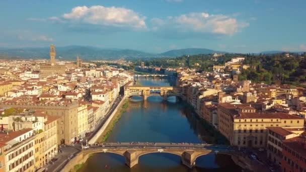 Havadan görünümü. Floransa Ponte Vecchio Köprüsü ve şehir manzarası İtalya. Tuscany bölgesi başkenti Floransa olduğunu. — Stok video