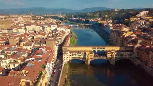 Εναέρια άποψη. Γέφυρα Ponte Vecchio της Φλωρεντίας και στον ορίζοντα της πόλης στην Ιταλία. Η Φλωρεντία είναι η πρωτεύουσα της ιταλικής περιοχής Τοσκάνης. — Αρχείο Βίντεο