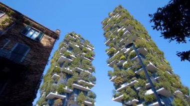 Milan, İtalya - 26 Eylül 2018: Modern ve ekolojik gökdelenler ile her balkonda çok ağaç