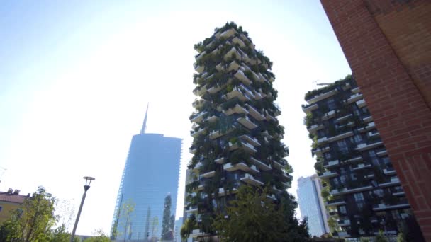 Milano, Italien - 26 September 2018: Modern och ecologic skyskrapor med många träd på varje balkong — Stockvideo