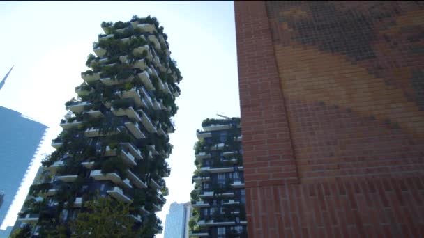 Milano, Italien - 26 September 2018: Modern och ecologic skyskrapor med många träd på varje balkong — Stockvideo