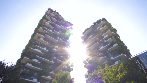 Milán, Italia - 26 de septiembre de 2018: Rascacielos modernos y ecológicos con muchos árboles en cada balcón — Vídeo de stock