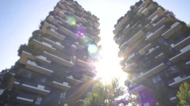 Milan, İtalya - 26 Eylül 2018: Modern ve ekolojik gökdelenler ile her balkonda çok ağaç
