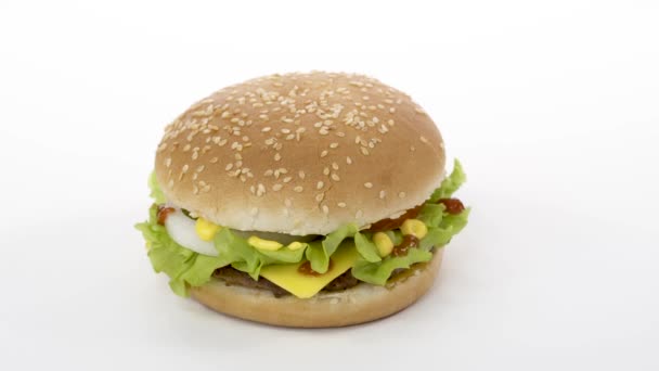 Rotace. Chutný hamburger na bílém pozadí. — Stock video