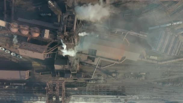 海附近冶金厂对工业化城市的大气和河流水污染的鸟图 钢厂和高炉管道产生的污垢烟雾 — 图库视频影像