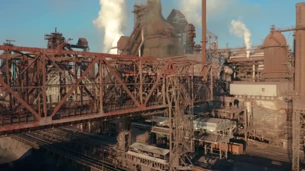 鸟瞰。高炉结构。冶金厂、货物起重机 — 图库视频影像