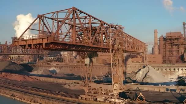 4k Vue du mouvement de la caméra du pont-grue de travail industriel . — Video