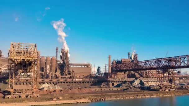 Luchtfoto. metallurgische productie, bewerking van hoogovens, kraanwerk, hyperlapse — Stockvideo