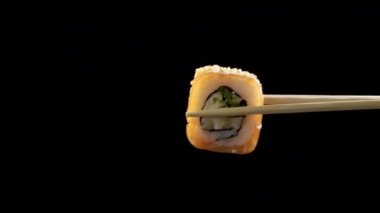 Makro çekim sushi, sashimi, uramaki ve nighiri. pirinç, somon veya ton balığı, karides ve balık yumurta oluşan tipik Japon çanak soya batırılmış