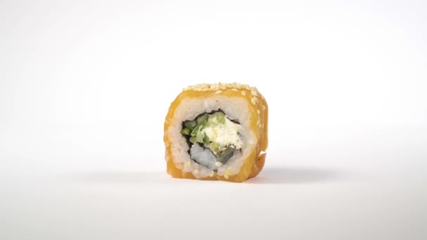 Sushi-Rollen japanisches Essen rotierte über weißem Hintergrund. Kalifornien Sushi-Rolle mit Thunfisch, Gemüse und Unagi-Sauce Nahaufnahme, Rotation. japanisches Restaurant Menü. 4k uhd video — Stockvideo