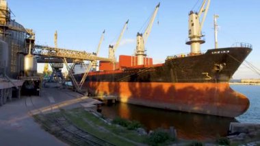 Denizde hava görünümünü büyük tahıl asansörlerin. Yükleme arpa bir gemide. Bağlantı noktası. Kargo gemisi