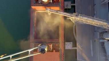 Denizde hava görünümünü büyük tahıl asansörlerin. Yükleme arpa bir gemide. Bağlantı noktası. Kargo gemisi