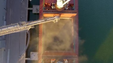 Tahıl ürünleri kargo tutar silo liman içinde terminal, açmak için gövde üzerinden toplu yük gemisi üzerinde yükleme gemi görünümünü kapatın. Hububat gemisine aktarma toplu. Nakliye tarım ürünleri için.