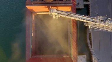 Tahıl ürünleri kargo tutar silo liman içinde terminal, açmak için gövde üzerinden toplu yük gemisi üzerinde yükleme gemi görünümünü kapatın. Hububat gemisine aktarma toplu. Nakliye tarım ürünleri için.