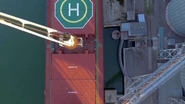 Αεροφωτογραφία του μεγάλο ασανσέρ σιτηρών στη θάλασσα. Φόρτωση του σιταριού σε ένα πλοίο. Λιμάνι. Φορτηγό πλοίο — Αρχείο Βίντεο