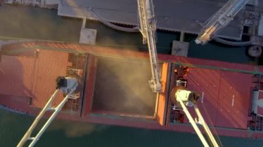 Denizde hava görünümünü büyük tahıl asansörlerin. Yükleme arpa bir gemide. Bağlantı noktası. Kargo gemisi