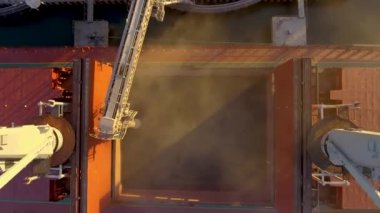 Denizde hava görünümünü büyük tahıl asansörlerin. Yükleme arpa bir gemide. Bağlantı noktası. Kargo gemisi