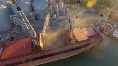 Denizde hava görünümünü büyük tahıl asansörlerin. Yükleme arpa bir gemide. Bağlantı noktası. Kargo gemisi