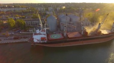 Denizde hava görünümünü büyük tahıl asansörlerin. Yükleme arpa bir gemide. Bağlantı noktası. Kargo gemisi