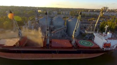 Tahıl ürünleri kargo tutar silo liman içinde terminal, açmak için gövde üzerinden toplu yük gemisi üzerinde yükleme gemi görünümünü kapatın. Hububat gemisine aktarma toplu. Nakliye tarım ürünleri için.