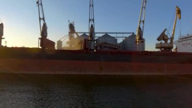 Denizde hava görünümünü büyük tahıl asansörlerin. Yükleme arpa bir gemide. Bağlantı noktası. Kargo gemisi