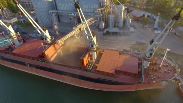 Luftfoto af store kornelevatorer på havet. Lastning af korn på et skib. Bagbord. Fragtskib – Stock-video
