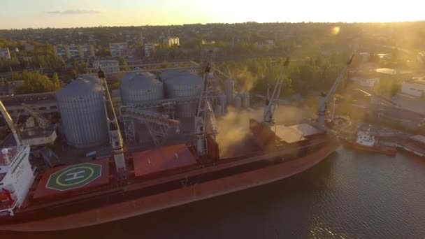 Luchtfoto van grote graan liften op de zee. Laden van graan op een schip. Poort. Vrachtschip — Stockvideo