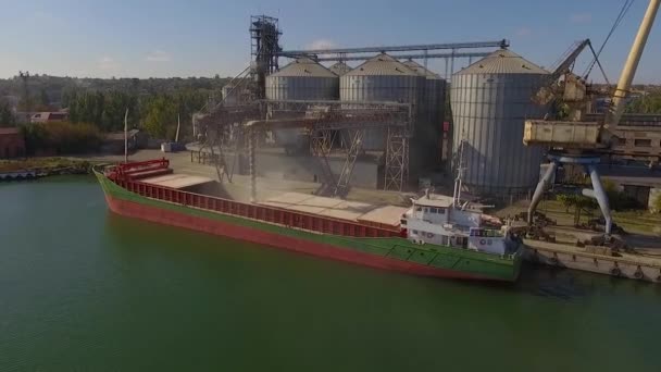 Vista aérea de grandes elevadores de grãos no mar. Carregamento de grãos num navio. Porto. Navio de carga — Vídeo de Stock