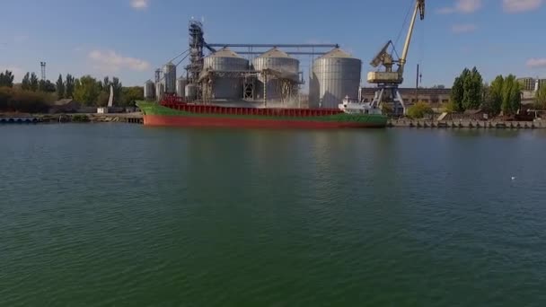 Vista aérea de grandes elevadores de grãos no mar. Carregamento de grãos num navio. Porto. Navio de carga — Vídeo de Stock