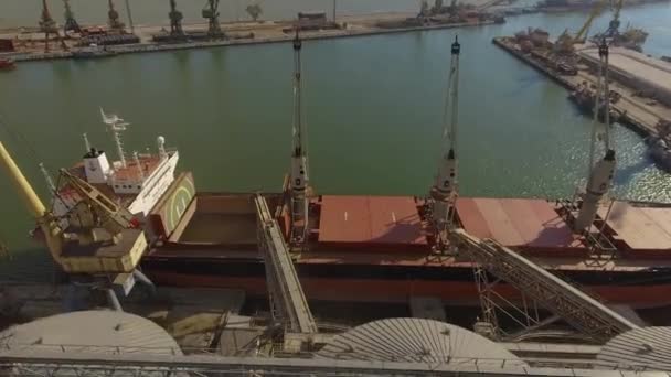 Luftaufnahme großer Getreideaufzüge auf dem Meer. Verladung von Getreide auf einem Schiff. Hafen. Frachtschiff — Stockvideo