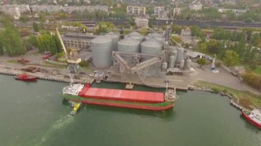 Büyük Endüstriyel liman vinçleri ve kargo gemileri hava atış Singapur