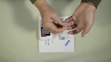Analiz için kan kolesterol ve şeker toplama işlemini