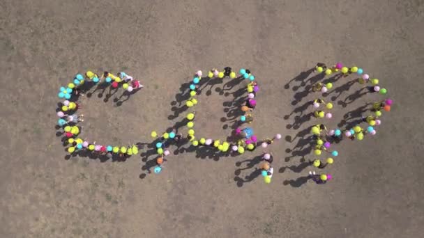 Le persone con palloncini fanno una figura buon compleanno in russo — Video Stock