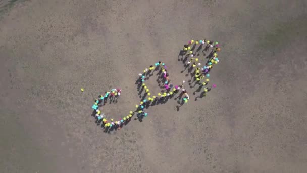 Люди з повітряними кулями зробити рис з днем народження російською мовою — стокове відео