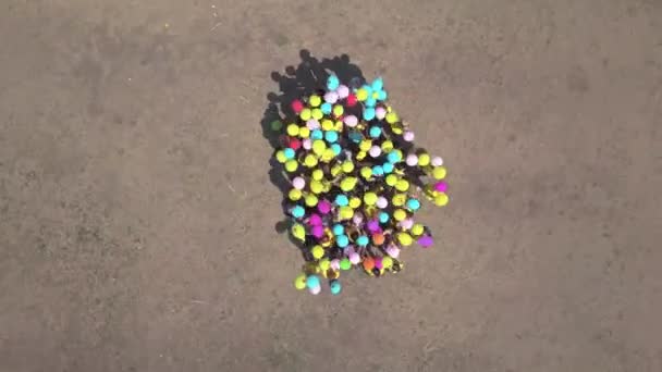 Las personas con globos disfrutan de la vida — Vídeos de Stock