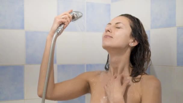 De vrouw die een douche nemen slow motion, mooi meisje wassen en genieten van zichzelf onder een douche — Stockvideo