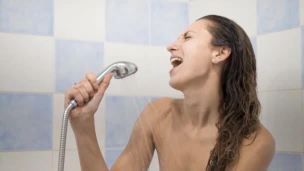Сексуальная молодая женщина поет под душем, замедленная съемка, крупным планом — стоковое видео
