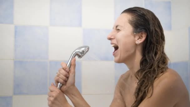 A jovem mulher sexy cantando sob o chuveiro, câmera lenta, Fechar — Vídeo de Stock