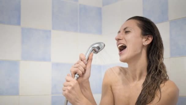 Сексуальная молодая женщина поет под душем, замедленная съемка, крупным планом — стоковое видео