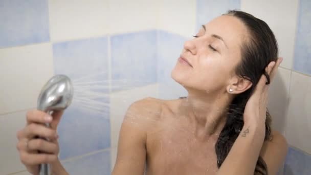 De vrouw nemen van een douche slow motion, mooi meisje wassen en genieten van zichzelf onder een douche, close-up — Stockvideo