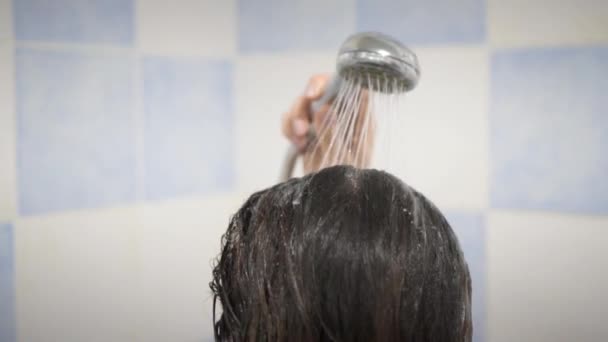 Die Frau duscht in Zeitlupe, schönes Mädchen wäscht sich und genießt sich unter der Dusche, Nahaufnahme der Hände, Schulter und Rücken — Stockvideo