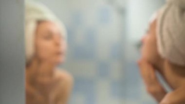 Kız yüz banyo sonra bir krem ile smear. Cilt Bakımı