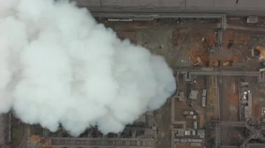 Hava görüntüsü. Endüstriyel borulardan atmosfere emisyon. Dumanlı borular İHA ile vuruldu. Yakın plan..